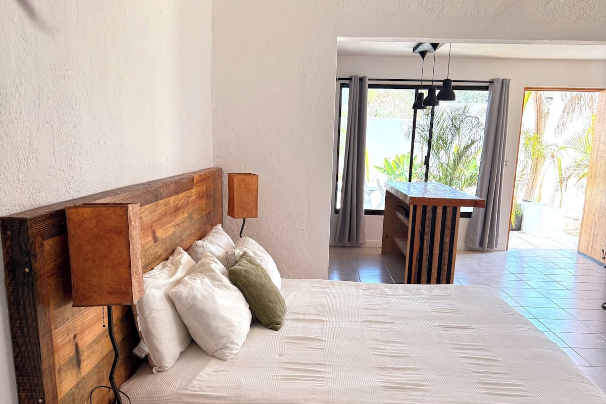 Estúdio conforto, sacada, vista para o jardim | Roupas de cama antialérgicas, espaço de trabalho para notebook