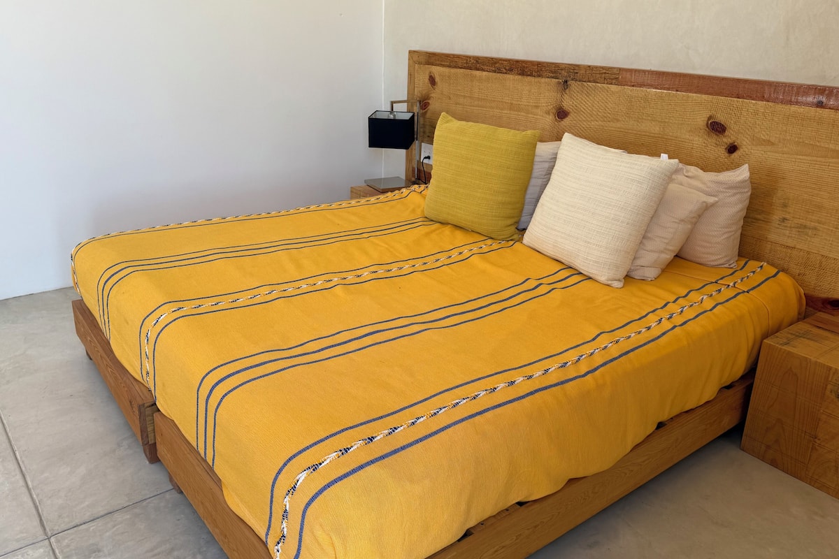 Estúdio panorâmico, vista para o oceano | Roupas de cama antialérgicas, espaço de trabalho para notebook