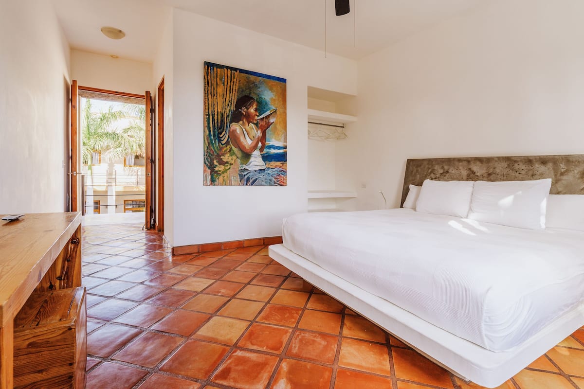 Estúdio conforto, sacada, vista para o jardim | Roupas de cama antialérgicas, espaço de trabalho para notebook