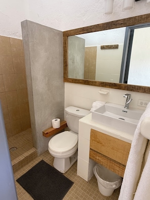 Estúdio conforto, sacada, vista para o jardim | Banheiro | Chuveiro, produtos de toalete grátis