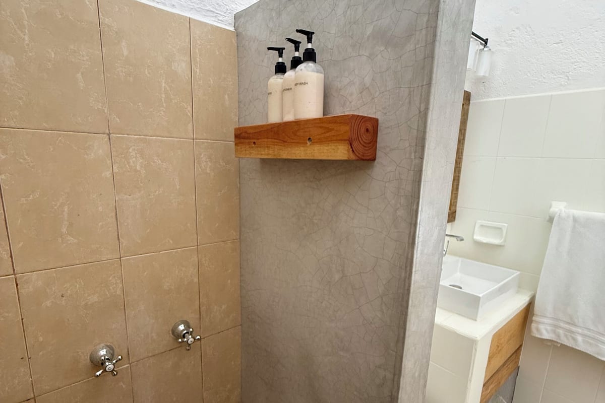 Chuveiro, produtos de toalete grátis