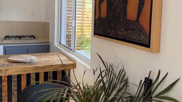 Estudio Confort, balcón, vista al jardín | Cocina privada | Refrigerador, microondas, parrilla de estufa y cafetera y tetera