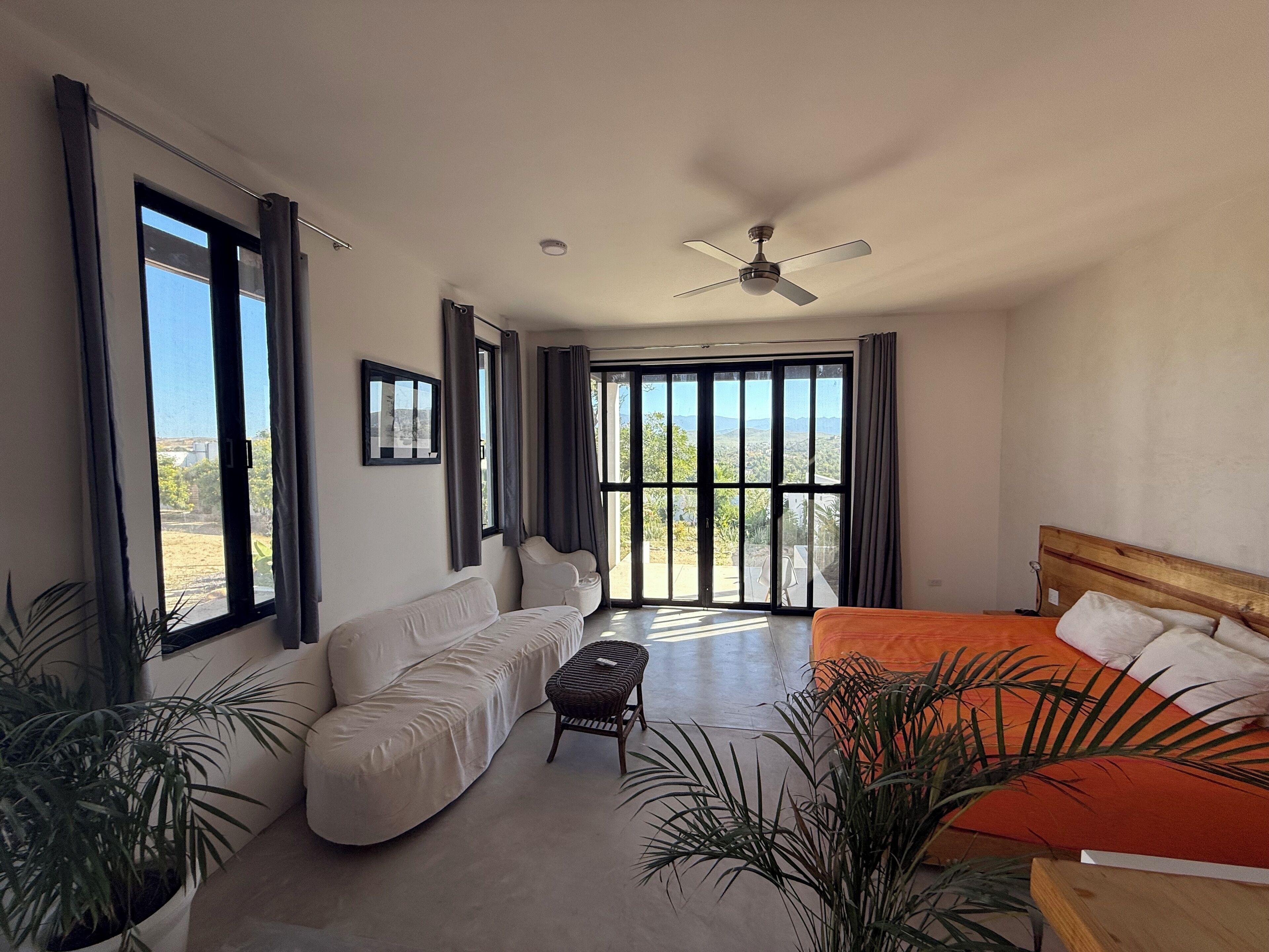 Deluxe Studio, Pool View | Living area