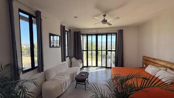 Estudio Deluxe, vista a la alberca | Área de sala de estar