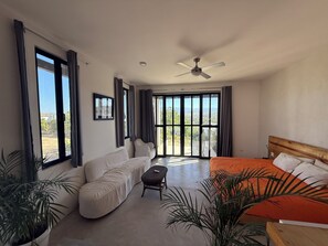 Deluxe-Studio, Poolblick | Wohnbereich