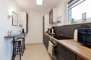 Geladeira, micro-ondas, fogão, cooktop