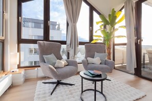 TV - nJoy! Penthouse Filderstadt | Airport & Roof Terrace (Filderstadt)
