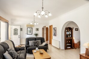 Televisio, DVD-soitin, pöytätennispöytä, kirjoja