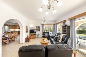 Televisio, DVD-soitin, pöytätennispöytä, kirjoja