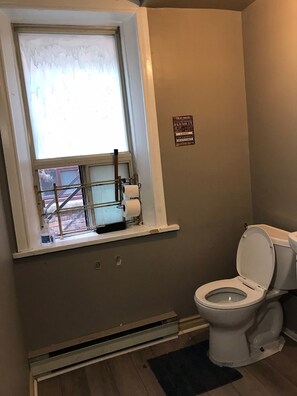 أحواض استحمام وحجيرات دش منفصلة، مجففات شعر، مناشف، صابون