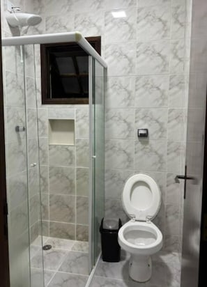 Shower, towels, toilet paper - Master Home Digital (Barueri)