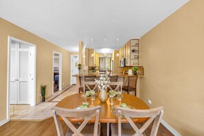 Dining - Modern, cozy 2bd getaway by the Shore (Kahana)