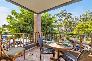 Outdoor dining - Modern, cozy 2bd getaway by the Shore (Kahana)