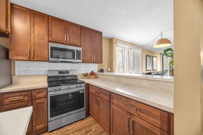 Fridge, microwave, oven, stovetop - Bright stylish living by the Seaside (Kahana)