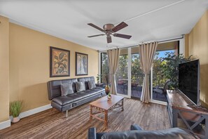 TV - Bright stylish living by the Seaside (Kahana)