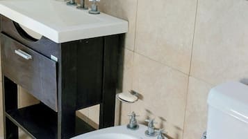 Dusche, Bidet, Handtücher, Seife