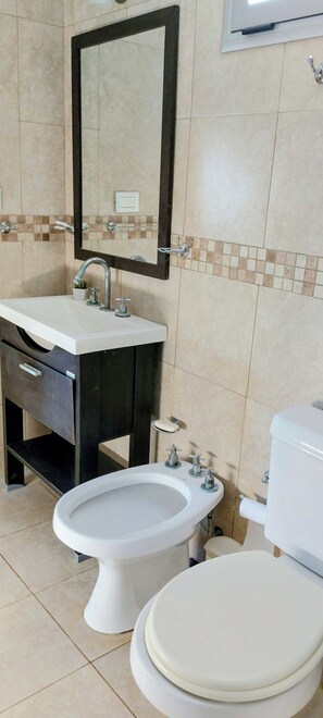 Dusche, Bidet, Handtücher, Seife