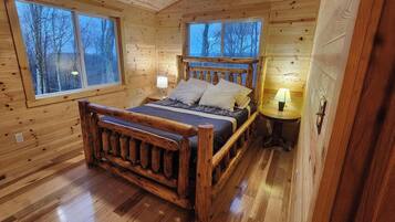 Skrivebord, strykejern/-brett, wi-fi (inkludert) og sengetøy