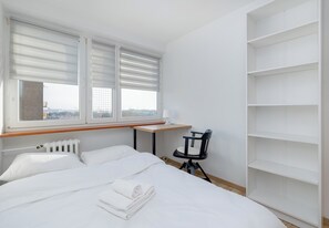 Iron/ironing board, bed sheets