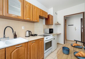 Kühlschrank, Mikrowelle, Ofen, Herdplatte