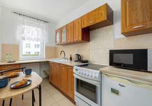 Fridge, microwave, oven, stovetop - Dunikowskiego Snug Apartment (Szczecin)