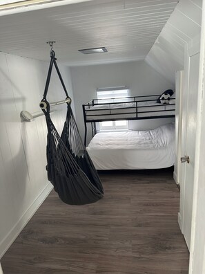 Room - Relax with family and friends in this quiet 1880 cottage. (Saint-Gabriel-de-Brandon)