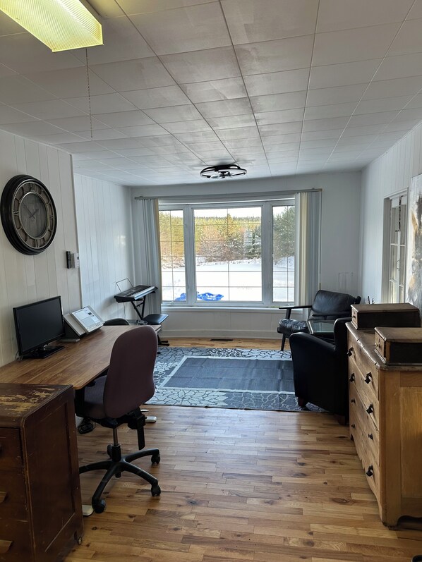 Interior - Relax with family and friends in this quiet 1880 cottage. (Saint-Gabriel-de-Brandon)