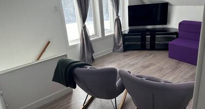 Relax with family and friends in this quiet 1880 cottage.