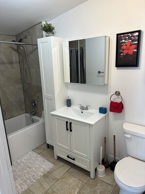 Bathroom - Relax with family and friends in this quiet 1880 cottage. (Saint-Gabriel-de-Brandon)