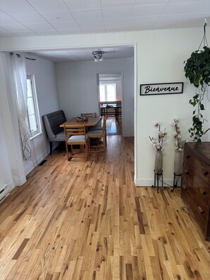 Dining - Relax with family and friends in this quiet 1880 cottage. (Saint-Gabriel-de-Brandon)