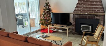 Relax with family and friends in this quiet 1880 cottage.