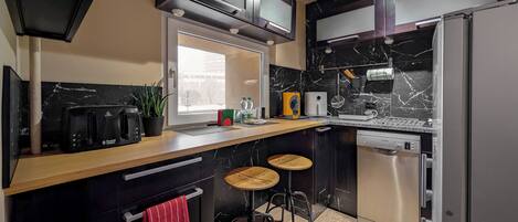 Kühlschrank, Mikrowelle, Herdplatte, Geschirrspüler