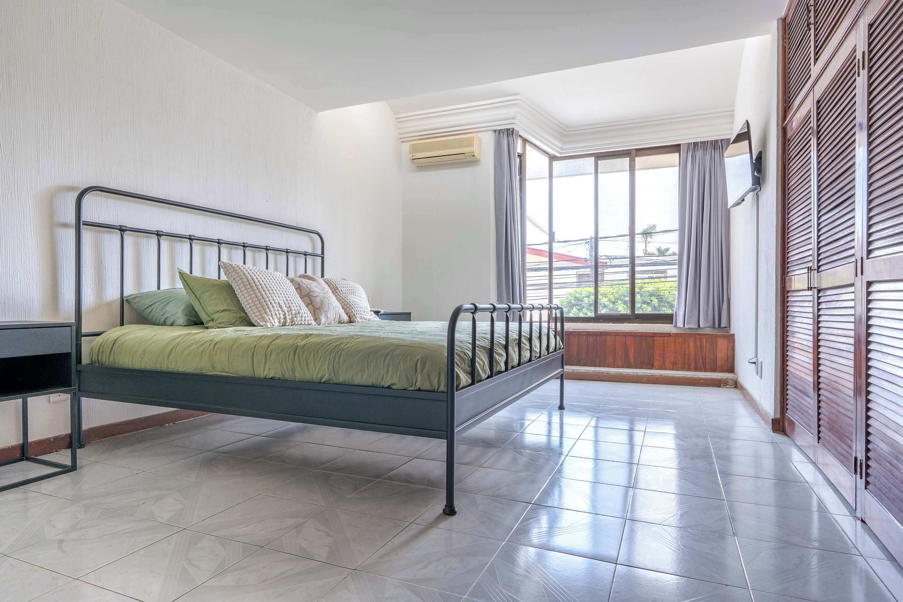 Iron/ironing board, WiFi, bed sheets