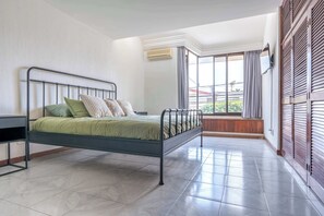 Iron/ironing board, WiFi, bed sheets - Family Home with Heated Pool (Guadalajara)