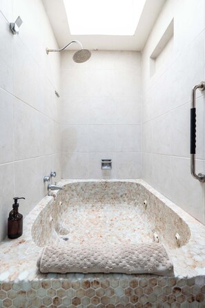 Dusche, Haartrockner, Handtücher, Shampoo