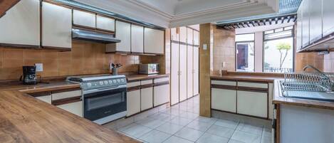 Kylskåp, kaffe- och tebryggare och grytor/köksredskap