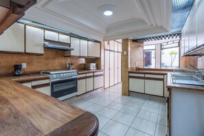 Fridge, coffee/tea maker, blender, cookware/dishes/utensils