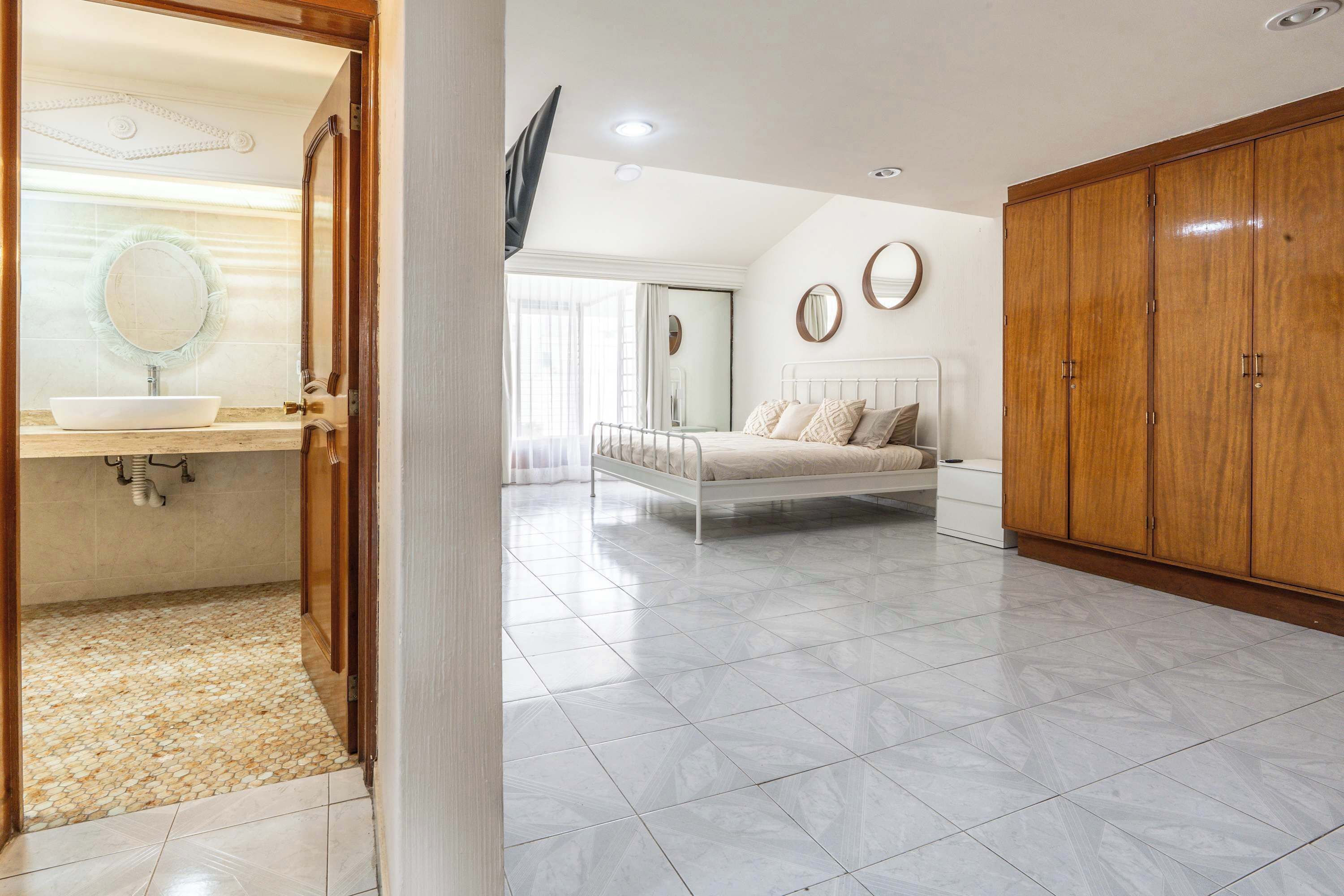 Iron/ironing board, WiFi, bed sheets