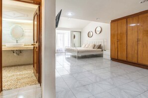 Tabla de planchar con plancha, wifi y ropa de cama 