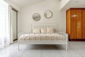 6 bedrooms, iron/ironing board, WiFi, bed sheets