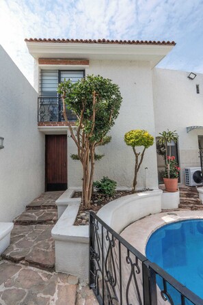 Property grounds - Family Home with Heated Pool (Guadalajara)