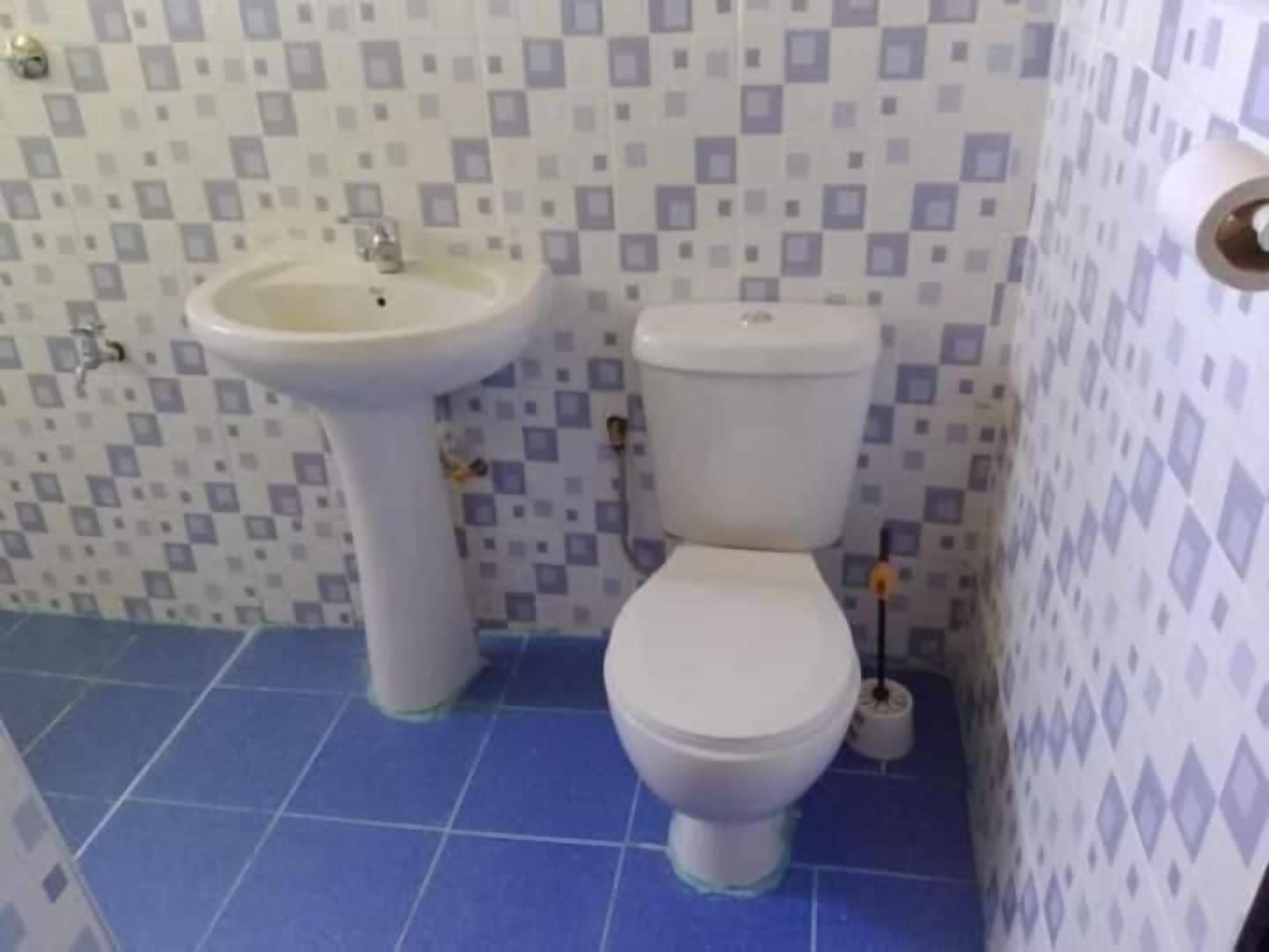Chalet Deluxe, vistas al jardín | Baño | Ducha, zapatillas, toallas y jabón