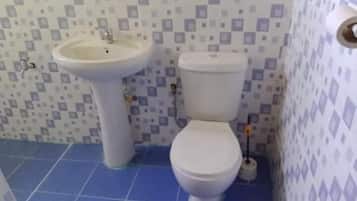 Chalet Deluks, pemandangan kebun | Kamar mandi | Shower, sandal, handuk, dan sabun