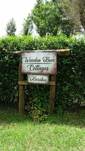 A wooden sign for Wooden Knee Cottages with a rustic design. - Wooden Knee cottages Nanyuki (Nanyuki)