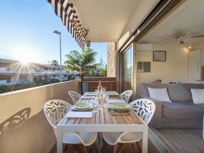 Outdoor dining - 1-Br Apartment Near the Beach and the Croisette, Palm Beach (Cannes)