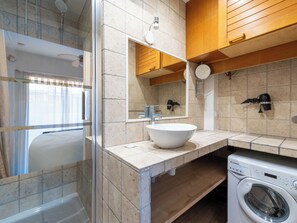 Shower, hair dryer, towels - 1-Br Apartment Near the Beach and the Croisette, Palm Beach (Cannes)