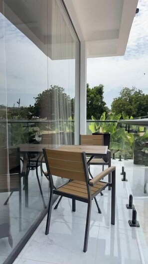 Deluxe-Doppelzimmer, Balkon | Speisen im Freien