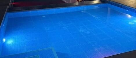 Piscine extérieure, chaises longues, maîtres-nageurs sur place