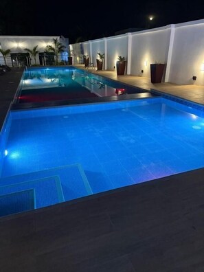 Outdoor pool, sun loungers, lifeguards on site - Newport Hotel (Akosombo)