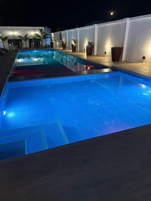 Außenpool, Liegestühle, Rettungsschwimmer vor Ort